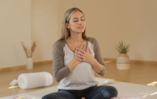 Frau entspannt mit geschlossenen Augen, atmet tief durch – Shiatsu bei Kinderwunsch gegen Stress
