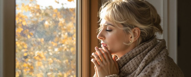 Frau im Herbstlicht – TCM stärkt Immunsystem und Fruchtbarkeit im Winter