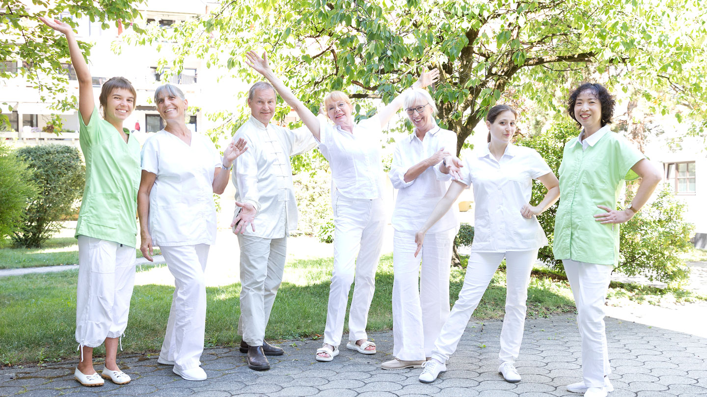 Team von ChiMed Augsburg Team von ChiMed Augsburg im Freien vor der Praxis